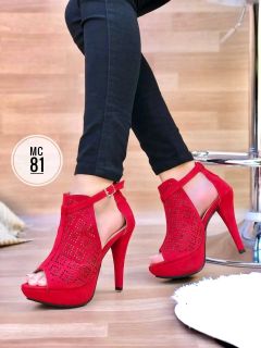 mucha ropa y zapatos