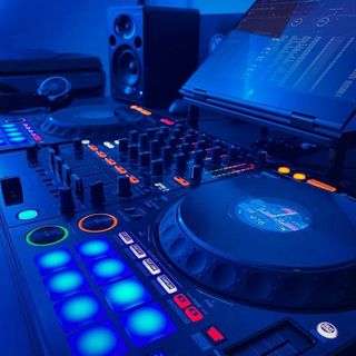 Диджейский пульт