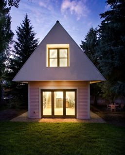 В идеале это домик с двориком, но хотя бы с̳в̳о̳ю̳  небольшую квартирку