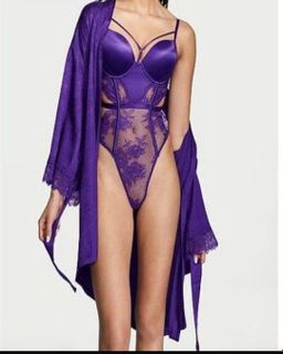 Розовый атласный халат Victoria's Secret