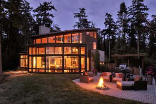 Big and nice house somwhere on islands