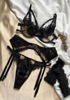 This black lingerie that steals glances