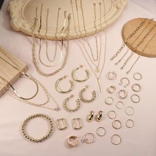 Gold jewelry and cute accessories ?
