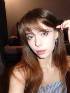 Strappy sandals or ballet flats with bows