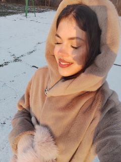 Hiiii , l love flowers. My favourite are roses , red roses . Please present me 1001 red ♥️ roses .